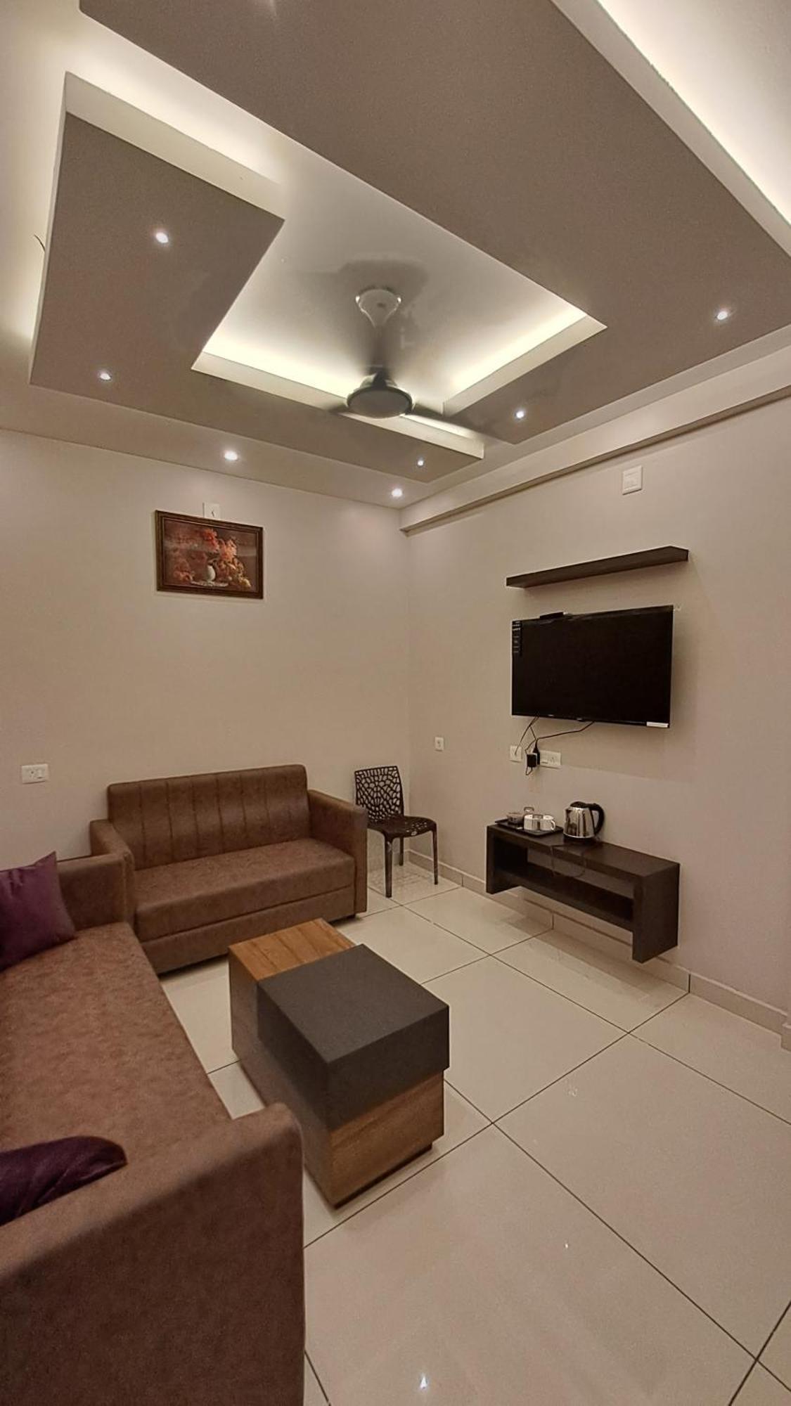 Capital Square Aparthotel Erattupetta Екстериор снимка
