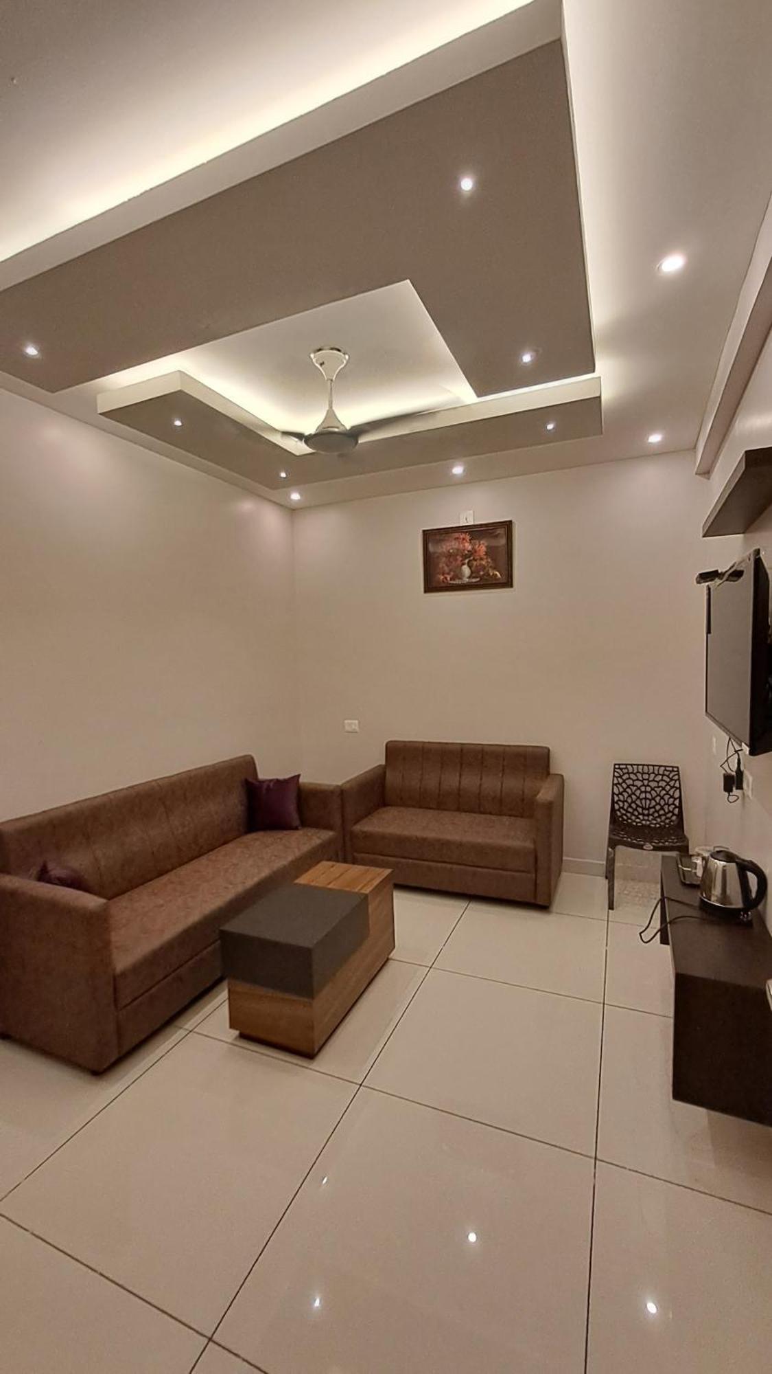 Capital Square Aparthotel Erattupetta Екстериор снимка