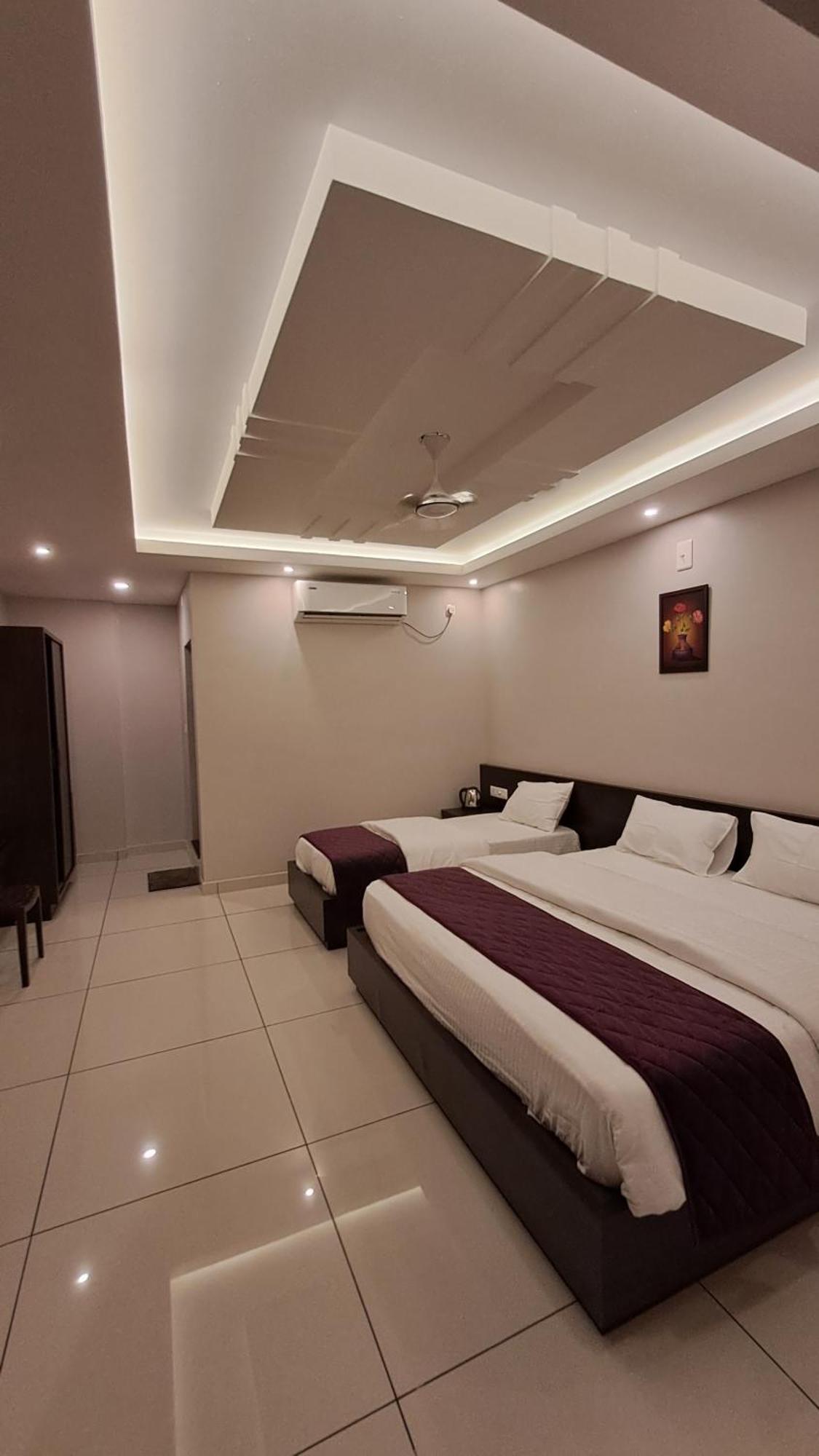 Capital Square Aparthotel Erattupetta Екстериор снимка