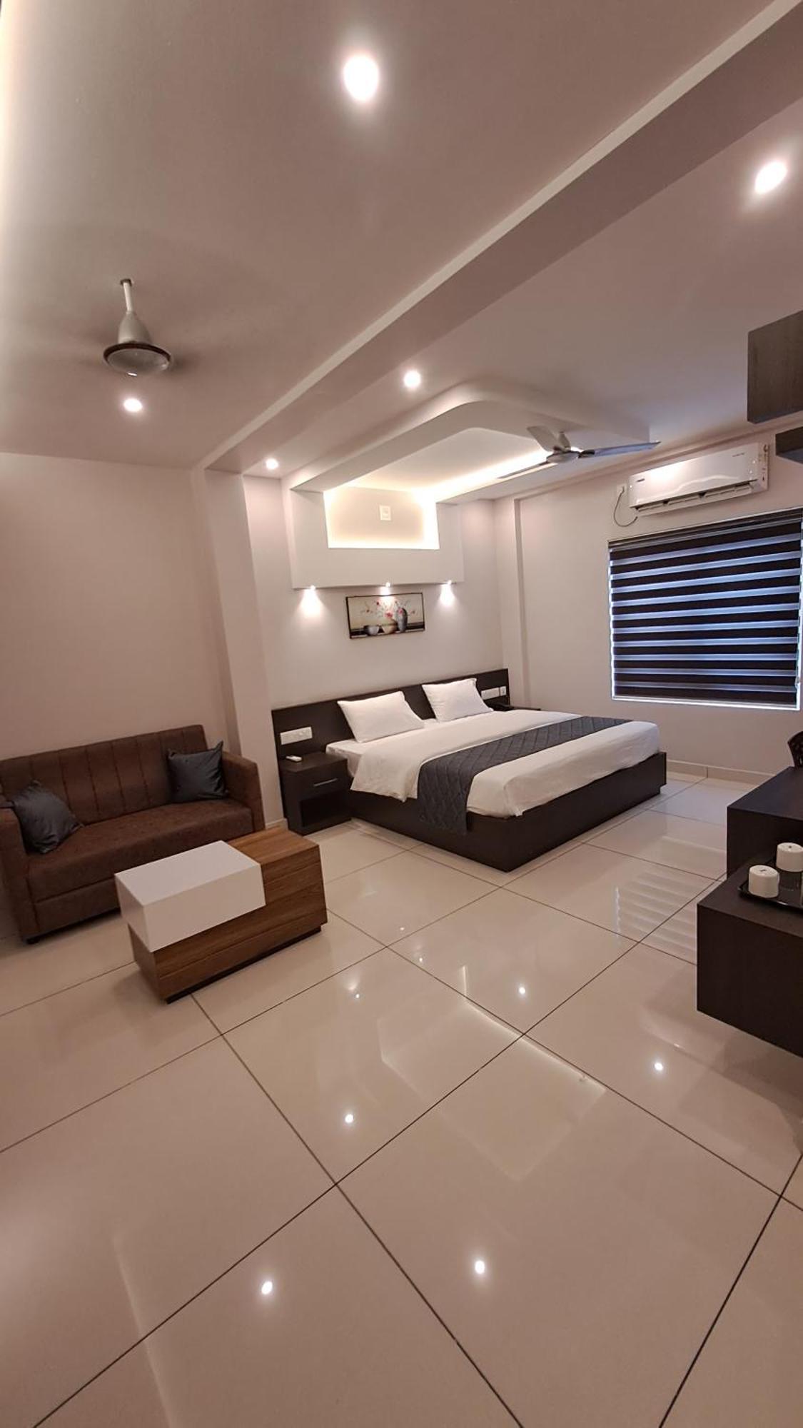 Capital Square Aparthotel Erattupetta Екстериор снимка