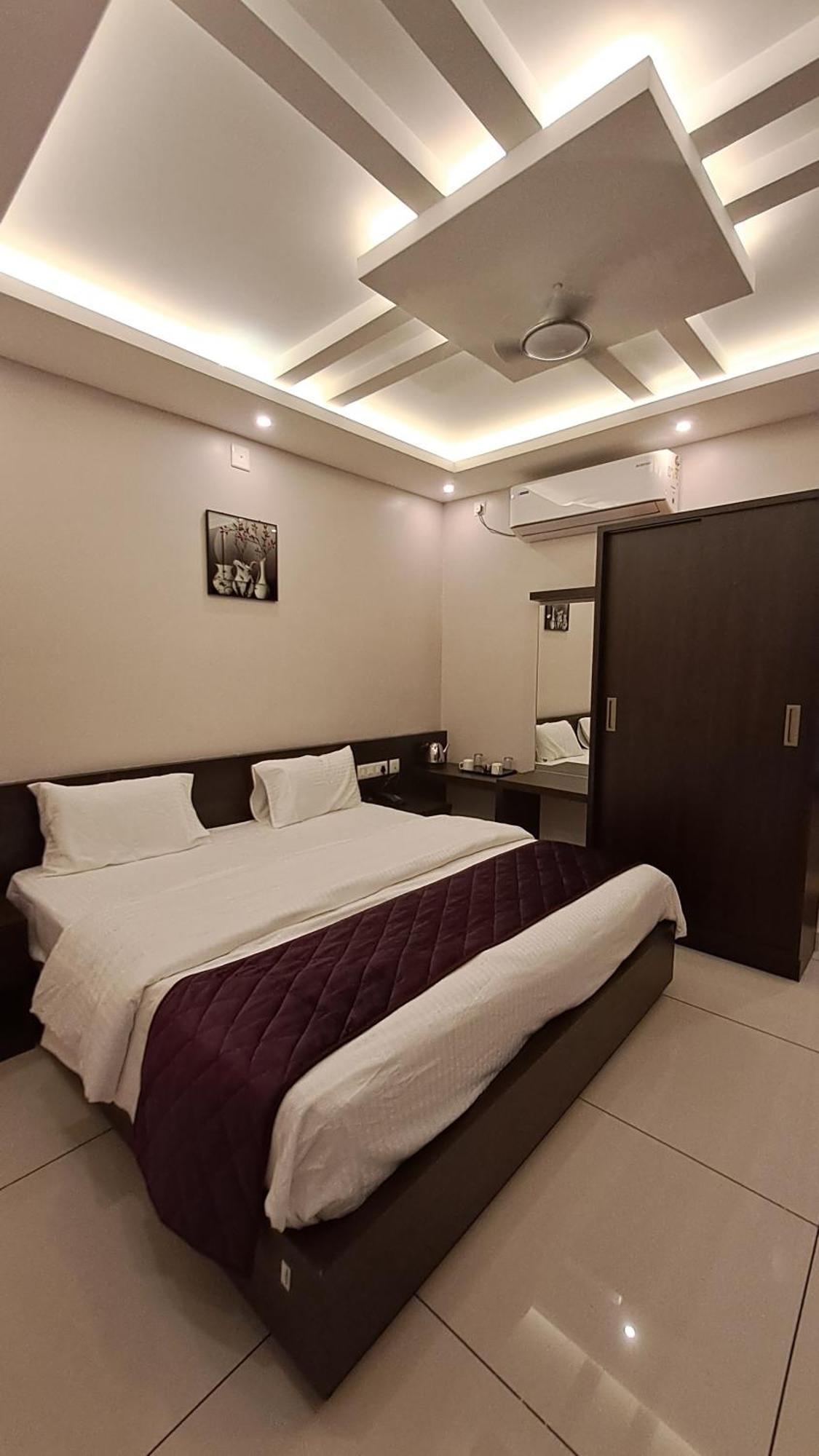 Capital Square Aparthotel Erattupetta Екстериор снимка
