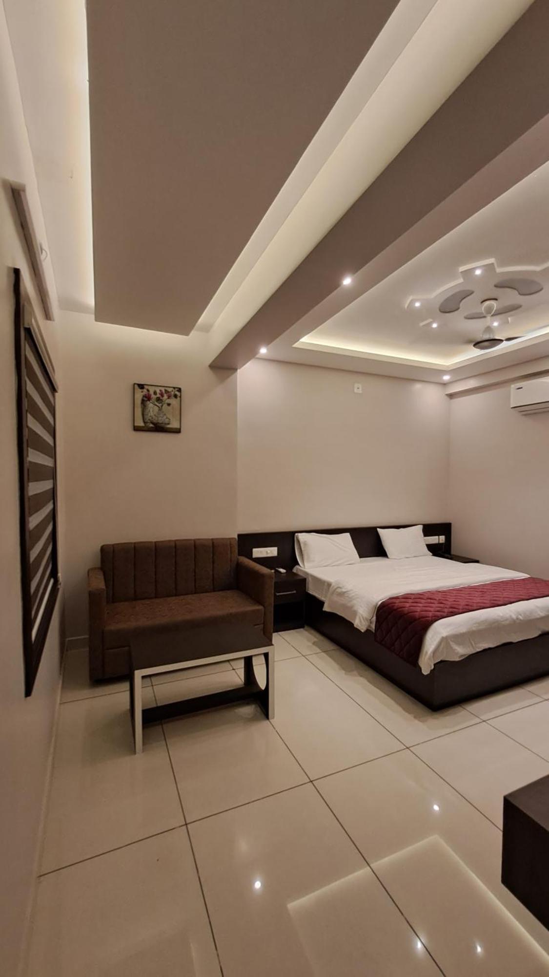 Capital Square Aparthotel Erattupetta Екстериор снимка