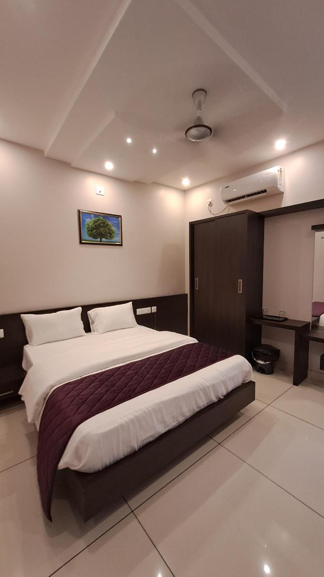 Capital Square Aparthotel Erattupetta Екстериор снимка