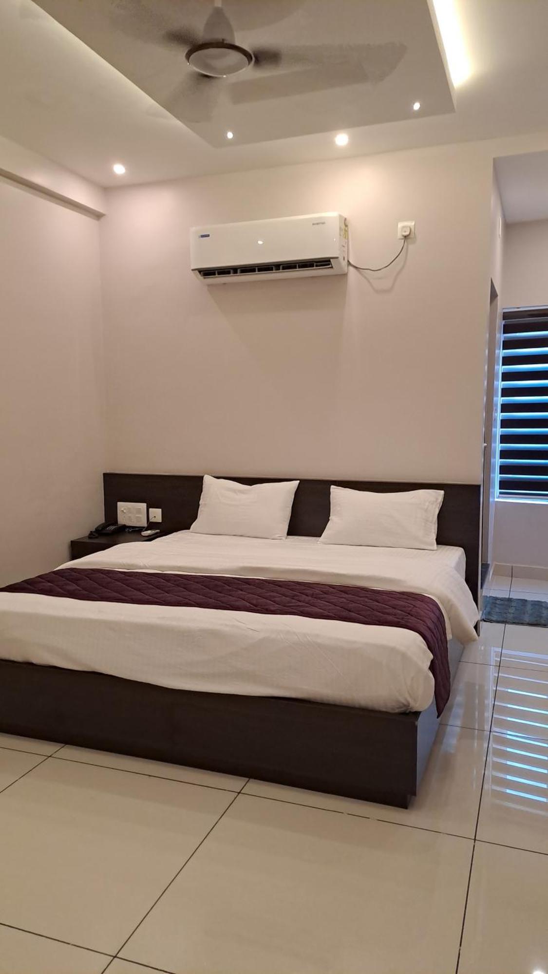 Capital Square Aparthotel Erattupetta Екстериор снимка