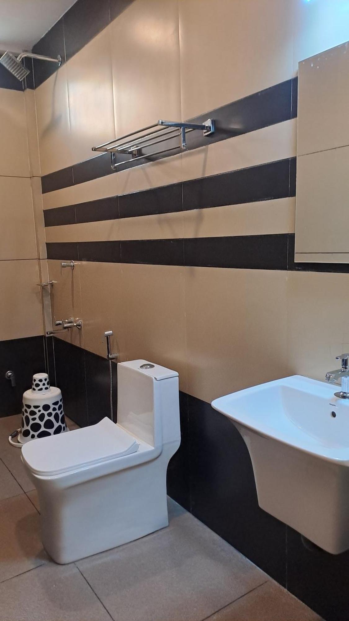 Capital Square Aparthotel Erattupetta Екстериор снимка
