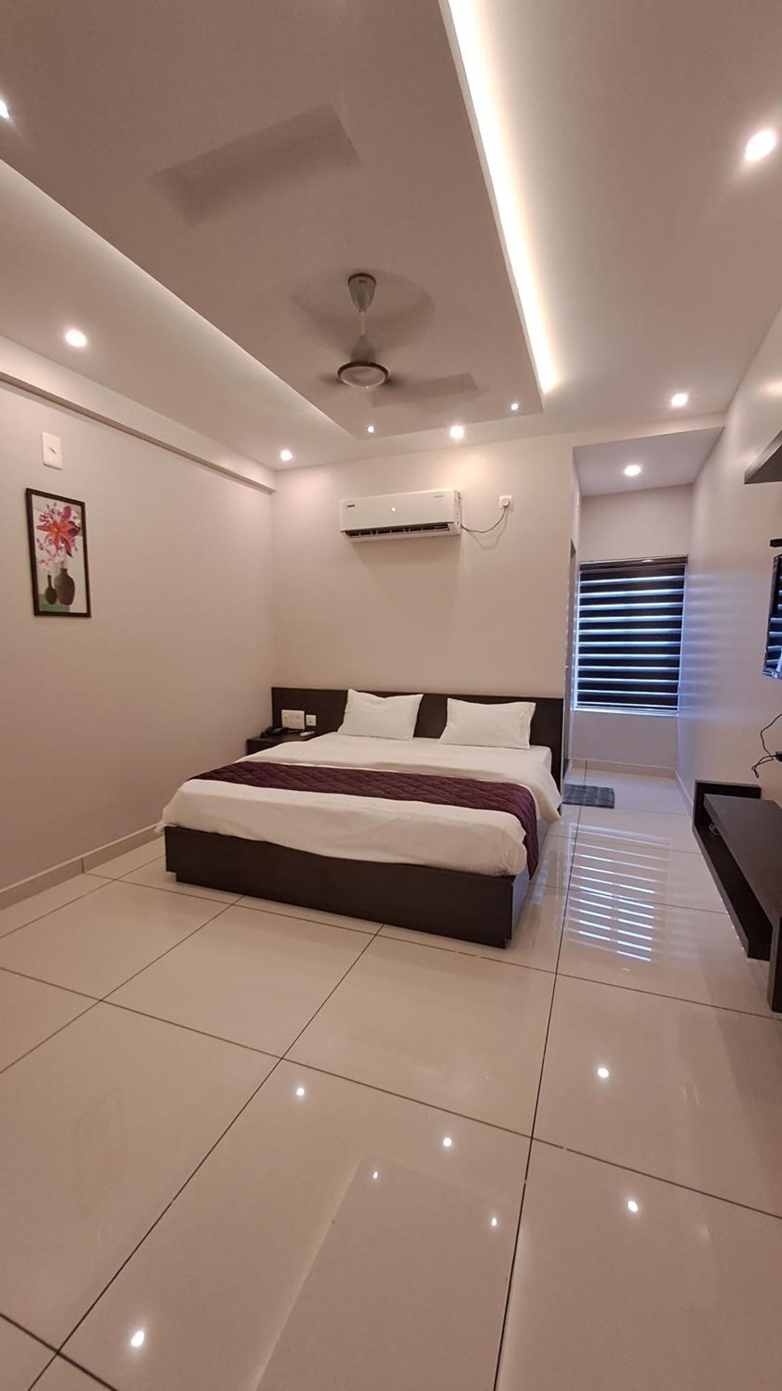 Capital Square Aparthotel Erattupetta Екстериор снимка